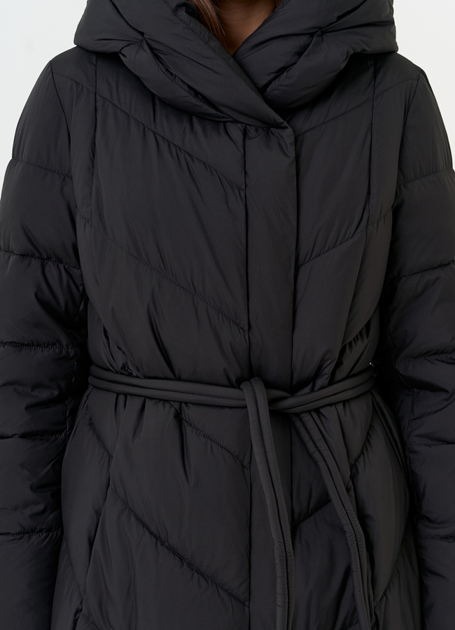 Женский пуховик черного цвета с поясом модель № 31603 универмаг малина