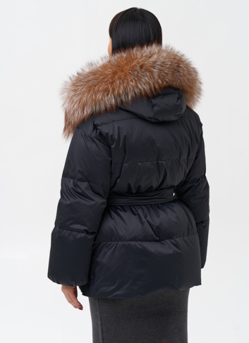 Женский пуховик с отделкой из меха лисы