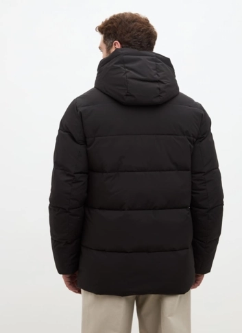 Мужской пуховик черного цвета