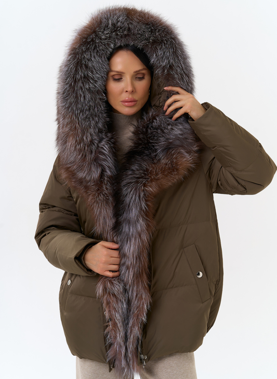 Женский пуховик с отделкой из меха блюфрост