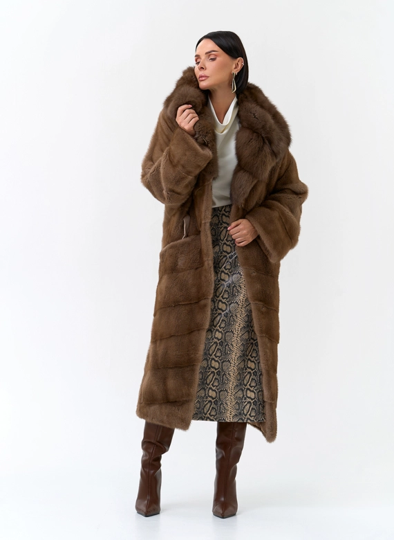 Шуба из меха норки с капюшоном из меха куницы