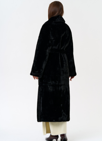 Длинное женское пальто из эко меха с английским воротником