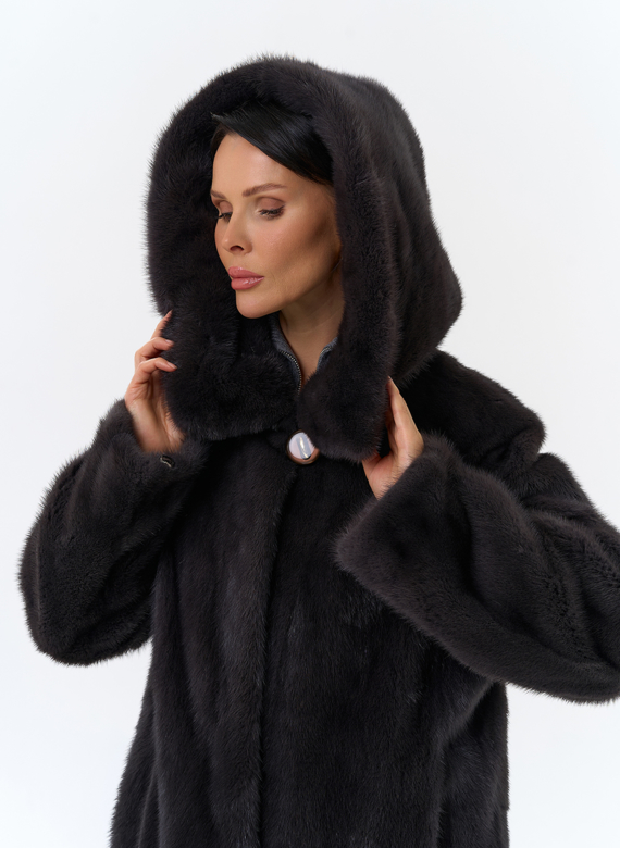 Женская шуба из норки силуэта баллон с капюшоном