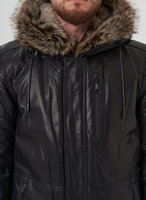 Мужская куртка с капюшоном на мехе из волка