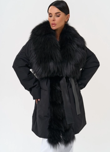 Женское зимнее полупальто черного цвета с мехом лисы фото