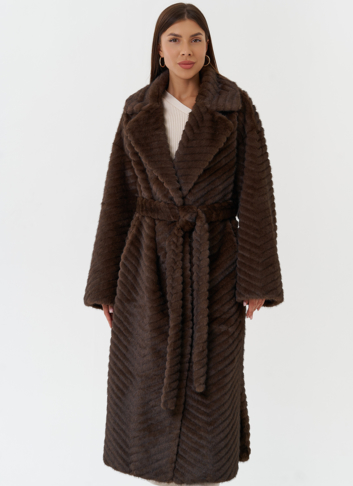 Пальто из эко меха с английским воротником