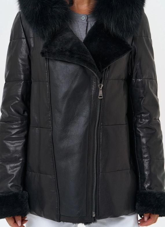Короткий пуховик из натуральной кожи с капюшоном фото