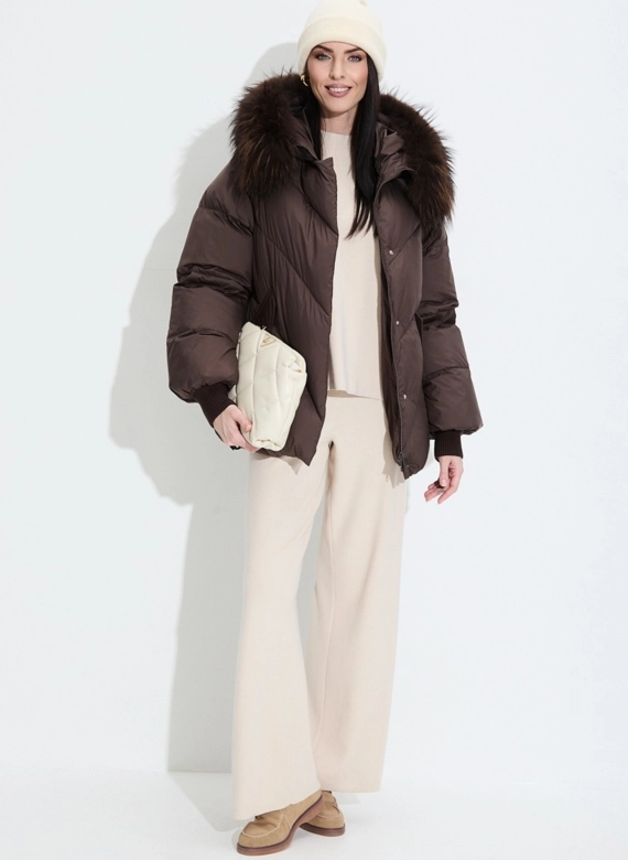 Женский пуховик с мехом енота на капюшоне фото