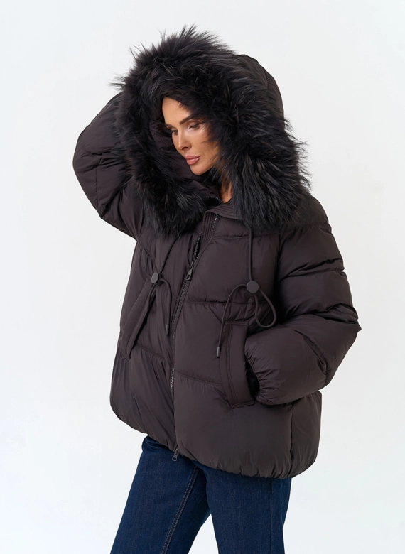 Женский пуховик с мехом енота на капюшоне фото