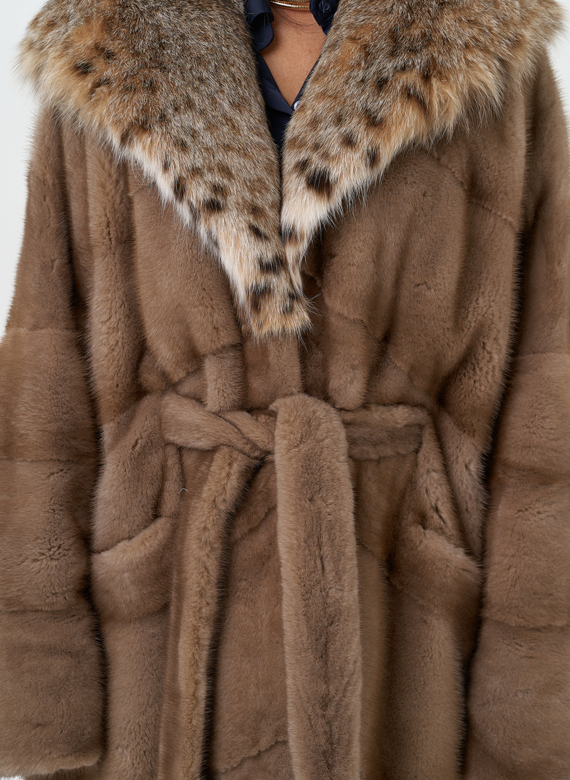 Женская шуба из меха норки с капюшоном из меха рыси